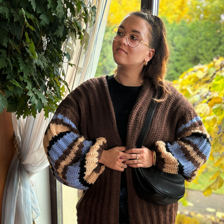 Braune Oversize-Strickjacke – Wolljacke mit gestreiften Trompetenärmeln (Code IA1)