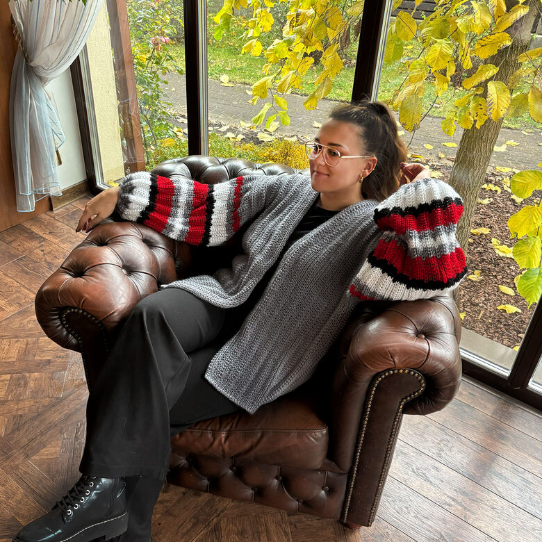 Graue Oversize-Strickjacke aus Wolle mit gestreiften Trompetenärmeln (Code IA8)