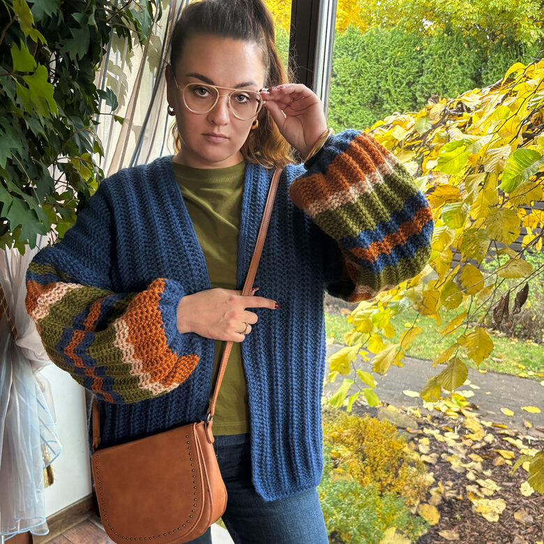 Blaue Oversize-Strickjacke aus Wolle mit gestreiften Trompetenärmeln (Code IA5)