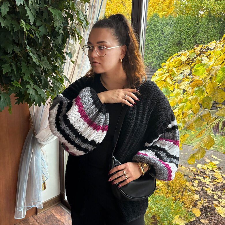 Schwarze Oversize-Strickjacke aus Wolle mit gestreiften Trompetenärmeln (Code IA2)