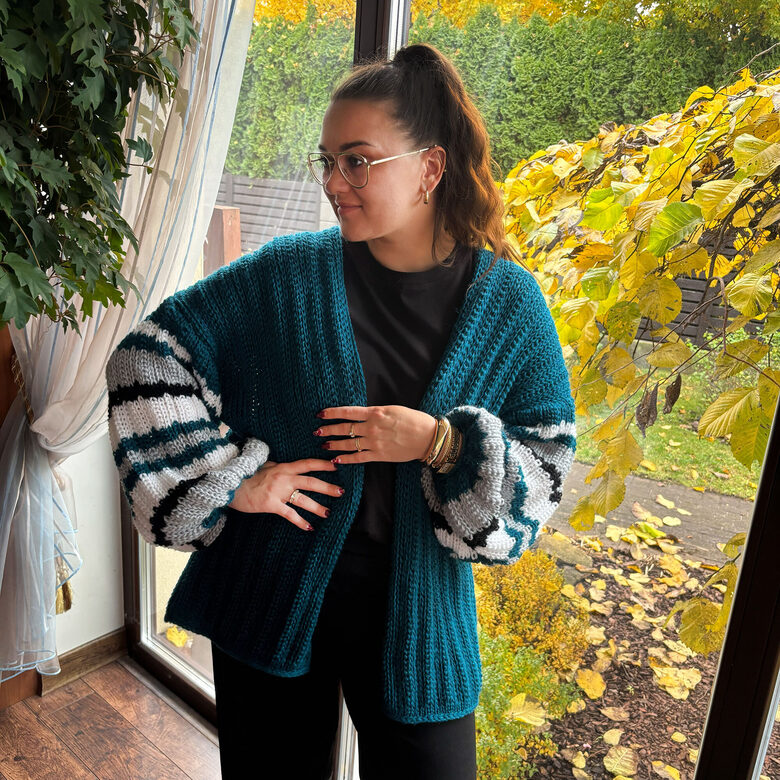 Türkisfarbene Oversize-Strickjacke aus Wolle mit gestreiften Trompetenärmeln (Code IA3)