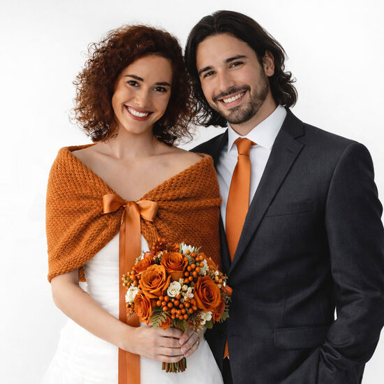 Strickwaren in Rot, Bordeaux und Orange für Bräute