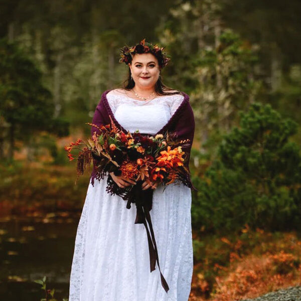 châle de mariée tricoté et crocheté bordeaux