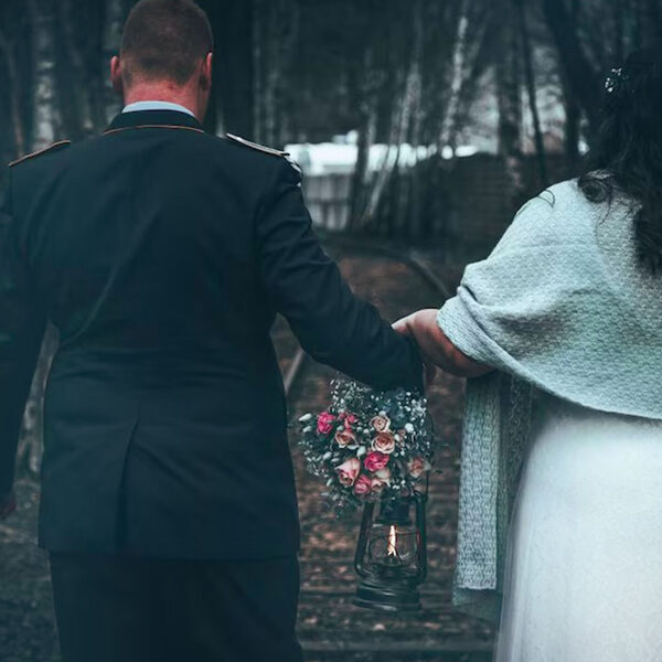 zaļa adīta plecu šalle